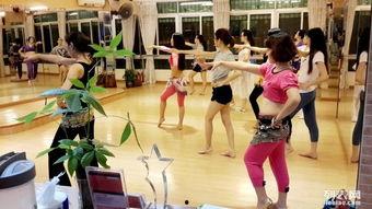 华南广场成人舞蹈视频,动感旋律下的优雅舞动-第1张图片-丝瓜视频成人