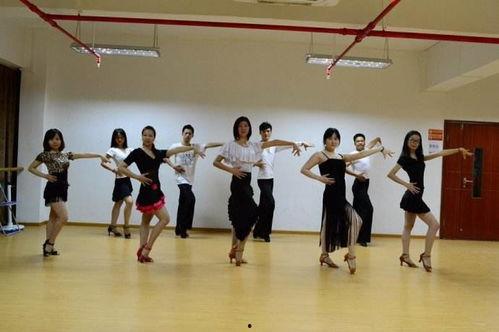 华南广场成人舞蹈视频,动感旋律下的优雅舞动-第2张图片-丝瓜视频成人