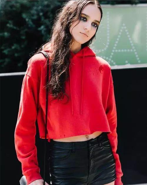 成人红色卫衣直播视频,成人红色卫衣潮流风尚-第3张图片-丝瓜视频成人