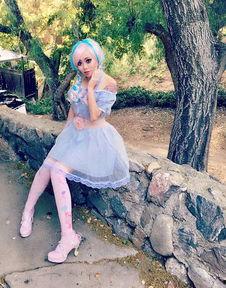芭比变成人类女生视频,梦幻变身，人类女生的奇幻之旅-第1张图片-丝瓜视频成人