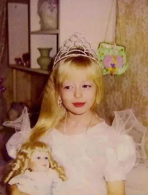 芭比变成人类女生视频,梦幻变身，人类女生的奇幻之旅-第2张图片-丝瓜视频成人