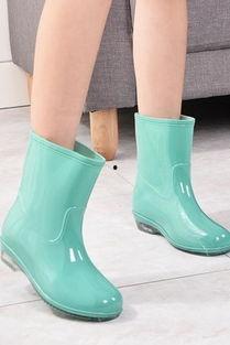 雨鞋女成人小清新视频,雨中漫步——女成人小清新雨鞋视频集锦-第1张图片-丝瓜视频成人