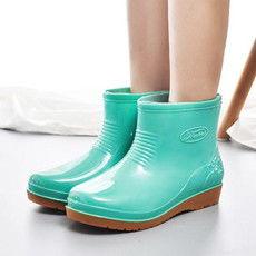 雨鞋女成人小清新视频,雨中漫步——女成人小清新雨鞋视频集锦-第3张图片-丝瓜视频成人